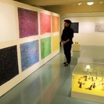 ポルトガル語の言葉を波のように描いた絵や陶芸作品が並ぶ＝神戸市中央区山本通３、神戸市立海外移住と文化の交流センター