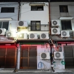店の壁には大量のエアコン室外機。廃業した店の室外機は撤去が進められている。パトカーの赤色灯で壁がうっすら赤い＝５日夜、尼崎市神田南通３