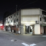 日が暮れても、人気のないかんなみ新地。店先ではパトカーが赤色灯を回して警戒している＝５日夜、尼崎市神田南通３