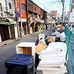 店で使っていた粗大ゴミ。マットレスや敷布団などが山積み＝１６日午後、尼崎市神田南通３