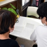 万引常習者の女性（左）が服役中に、次男（右）へ送った手紙には繰り返し反省の言葉がつづられていた＝神戸市内