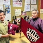 ５２年の歴史に幕を下ろす「生そば　しなの」の釜須一昭さん（右）と妻保美さん＝神戸市兵庫区小松通３