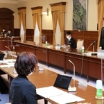 教育行政の方向性について話す斎藤元彦兵庫県知事（中央）＝県公館