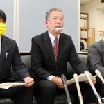 「文書通信交通滞在費」の見直しを求めた申し入れ書を衆参議長に発送し、記者会見する丸尾牧兵庫県議（中央）ら＝２４日午前、兵庫県庁