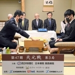 第３局で初手を打つ一力遼天元（左）。右は関航太郎七段＝２５日午前、福岡県久留米市、「ホテルマリターレ創世　久留米」