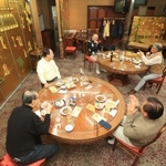 人数制限が撤廃される前夜、２卓に分かれて食事する男性５人グループ。中華料理といえば回転テーブルに大皿だが、この店では個食で提供している＝２５日午後、神戸市中央区中山手通２、萬寿殿（撮影・吉田敦史）