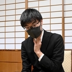 第３局で一力遼天元に勝利し、対局を振り返る関航太郎七段＝２５日午後、福岡県久留米市、「ホテルマリターレ創世　久留米」