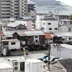 歴史に幕を閉じたかんなみ新地。商業施設や真新しいマンションに埋もれている＝２５日午後、尼崎市神田南通３（撮影・村上貴浩）