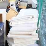 風俗営業に使われていた布団やマットレスなど、店の備品が粗大ゴミとして山積み＝１６日午後、尼崎市神田南通３