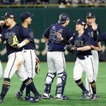 プロ野球の日本シリーズ第５戦でヤクルトに競り勝ち、喜ぶオリックスナイン＝２５日、東京ドーム（撮影・平田潤）