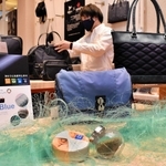 漁網を再利用した素材で作られたかばん。手前には漁網も展示されている＝トヨオカ・カバン・アルチザン・アベニュー