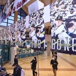 日本シリーズ第６戦を前にオリックスの応援ポスターを貼りだしたほっともっとフィールド神戸の最寄り駅。駅員は「再び市民の記憶に残る日になるよう盛り上げたい」＝２６日午後、神戸市須磨区、地下鉄総合運動公園駅（撮影・小林良多）