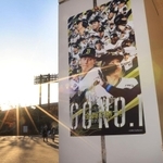 ２５年ぶり優勝を懸けてオリックスがヤクルトを迎え撃つ「ほっともっとフィールド神戸」。最寄り駅には日本シリーズのポスターが急きょ貼り出された＝２６日午後、神戸市須磨区、地下鉄総合運動公園駅（撮影・小林良多）