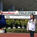 ２５年ぶりの「神戸決戦」を迎えるプロ野球の日本シリーズ。第６戦の試合開始を待ちきれず、舞台のほっともっとフィールド神戸の前で記念撮影をするファン＝２７日午前、神戸市須磨区緑台