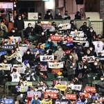 「ラッキーセブン」の７回に盛り上がるオリックスファン＝２７日夜、神戸市須磨区、ほっともっとフィールド神戸（撮影・中西幸大）