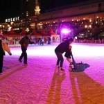 色鮮やかなライトの中で滑走を楽しむ人たち＝神戸市中央区東川崎町１