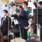 衆院選の応援に訪れ、立候補者と共に支持を訴えた立憲民主党の枝野幸男前代表（中央）＝１０月２４日、神戸市中央区