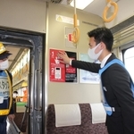 車内の非常ボタンを押す参加者＝３０日午後０時１８分、兵庫県太子町、網干総合車両所
