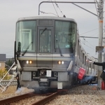 列車事故を想定し、実際の車両を使って行われた救助訓練＝３０日午前、兵庫県太子町、網干総合車両所