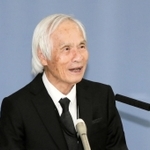 来年に控えた単独無寄港太平洋横断への思いを語る堀江謙一さん＝県庁