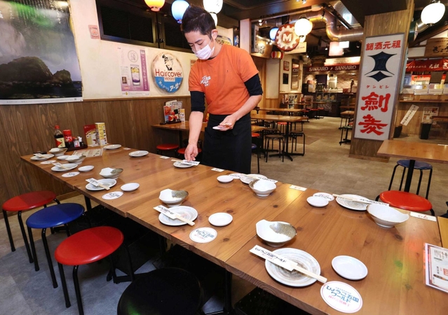 兵庫県の会食人数制限が撤廃され、大人数の宴会予約も入るようになった神戸市内の居酒屋。それでも予約は例年の半分にとどまるという＝１日午後、神戸市中央区北長狭通２（撮影・小林良多）
