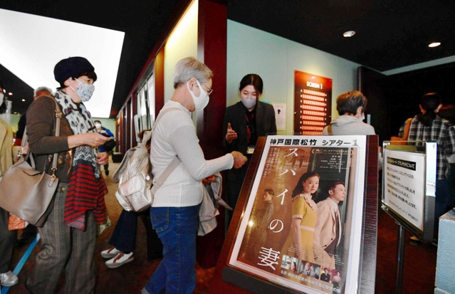 昨年、ベネチア国際映画祭で監督賞に輝いた黒沢清監督（神戸市出身）の映画「スパイの妻」公開初日には多くのファンが駆けつけた＝２０２０年１０月１６日、神戸市中央区御幸通８、神戸国際松竹