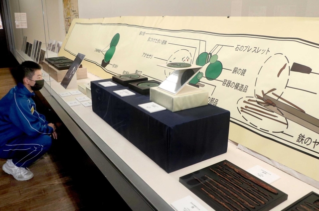 城ノ山古墳の出土品や埋葬施設の実物大パネルなど７５点が展示されている企画展の会場＝市埋蔵文化財センター