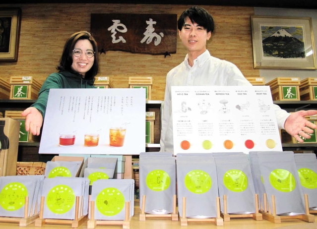 ティーバッグ茶の新ブランドを立ち上げた赤松佳幸さん（右）と、ともに地域おこしに取り組む小野未花子さん＝姫路市久保町、播磨屋茶舗
