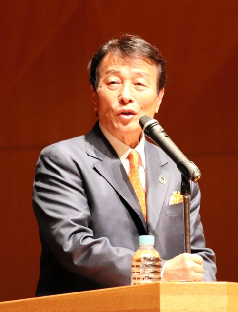 講演するパソナグループの南部靖之代表＝兵庫県淡路市、しづかホール