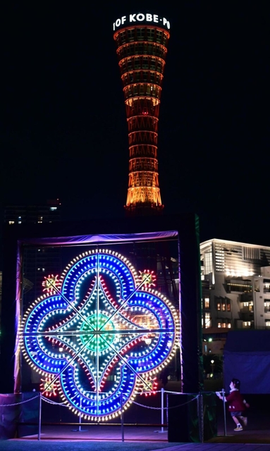 日没とともに点灯した光の装飾。ルミナリエの代替イベントとして市街地７カ所に設営された＝３日午後、神戸市中央区波止場町、メリケンパーク（撮影・中西幸大）