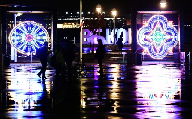 暗闇に浮かぶ光の装飾。雨に濡れた路面に浮かび上がった＝３日夜、神戸市中央区波止場町、メリケンパーク（撮影・中西幸大）
