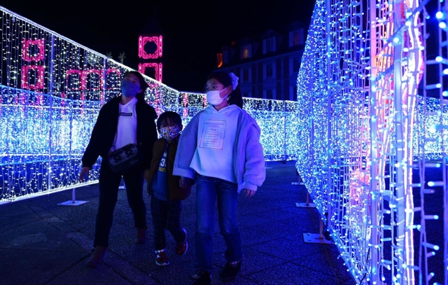 光の巨大迷路を楽しむ子どもたち＝神戸市北区大沢町上大沢