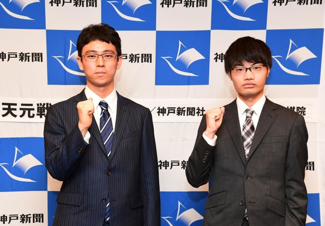 第４局を前に撮影に応じる一力遼天元（左）と関航太郎七段＝５日午後、洲本市、ホテルニューアワジ（撮影・坂井萌香）