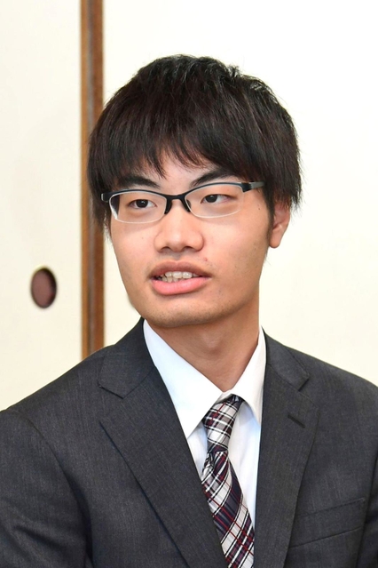 天元戦第４戦にむけて意気込みを語る挑戦者の関航太郎七段＝洲本市小路谷、ホテルニューアワジ（撮影・坂井萌香）