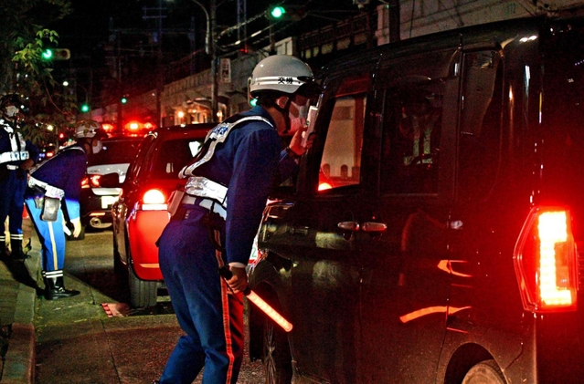 緊急事態宣言解除に伴い、兵庫県警が実施した飲酒検問＝１０月１日、神戸市中央区
