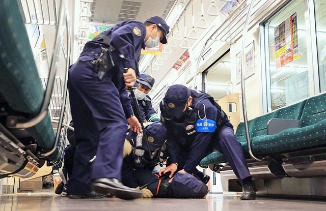 地下鉄車両を使った訓練で、犯人役を取り押さえる警察官＝７日午前、神戸市西区、市営地下鉄西神中央駅（撮影・吉田敦史）