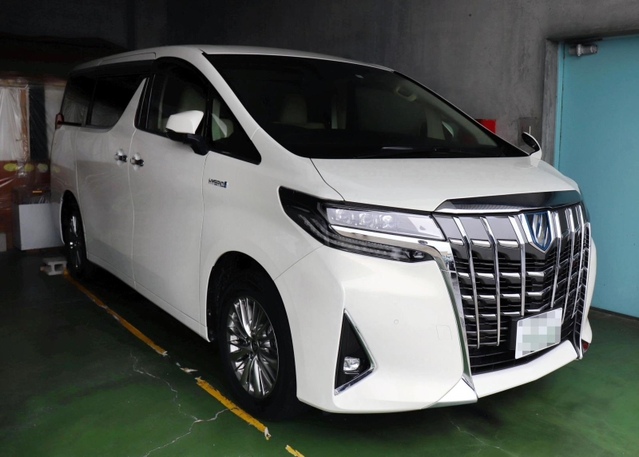 トヨタアルファード。兵庫県内では丹波市が市長公用車に採用している＝丹波市氷上町成松、丹波市役所（画像の一部を加工しています）