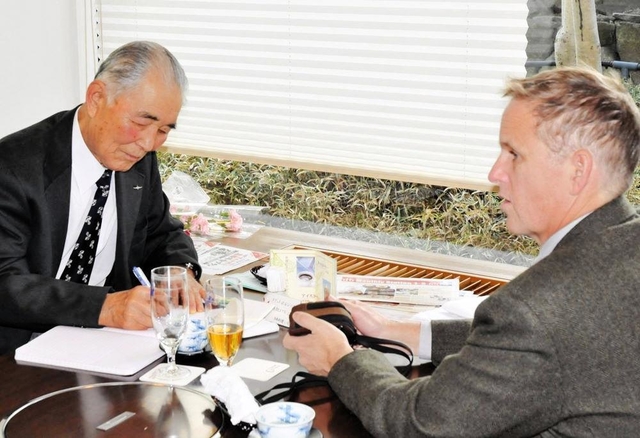 笠井智一さん（左）に取材するダニエル・キングさん＝伊丹市内（提供写真）
