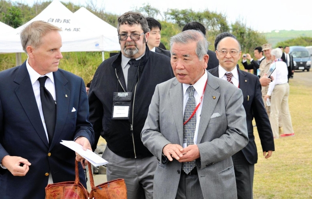 式典に参加するため硫黄島を訪れたダニエル・キングさん（左）＝本人提供