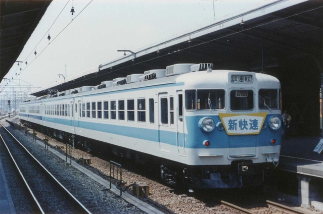 「ブルーライナー」の愛称で親しまれた開始当初の車両（京都鉄道博物館提供）