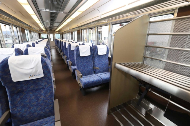 荷物置き場（右）などを設け、車内の快適性を高めた新快速「Ａシート」＝２７日午後、ＪＲ西日本網干総合車両所（撮影・大森　武）
