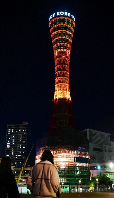 下部の照明が当たらなくなった神戸ポートタワー。宙に浮かんで見える＝８日夜、神戸市中央区波止場町