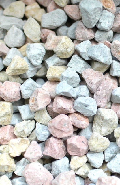 青、黄、赤と３色ある竜山石（八木健吾さん提供）