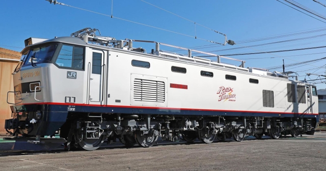 報道陣に披露されたＪＲ貨物ＥＦ５１０形新車両「ＥＣＯーＰＯＷＥＲレッドサンダー」＝神戸市兵庫区、川崎車両兵庫工場（撮影・長嶺麻子）
