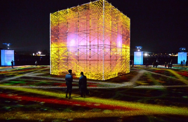 きらびやかな光で打ち上げ花火や川の流れを表現した映像作品＝９日夜、加古川左岸河川敷（撮影・笠原次郎）
