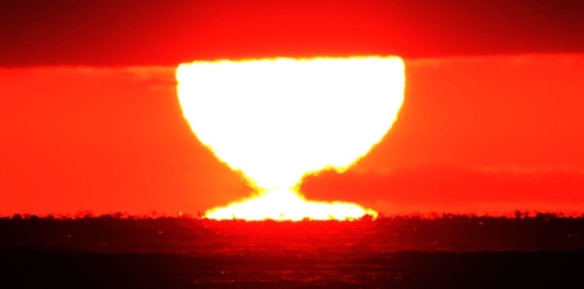 播磨灘で見られた「だるま夕日」。さながら、黄金の賜杯のよう＝５日午後４時４６分、神戸市垂水区