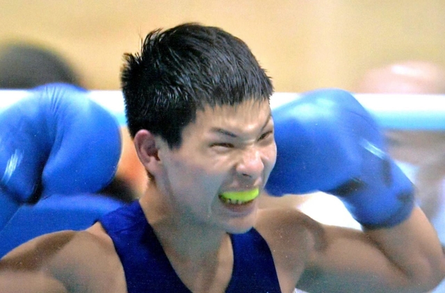 全日本選手権決勝で勝利を確信し、ガッツポーズを取る松本流星選手（日本ボクシング連盟のユーチューブ動画から）