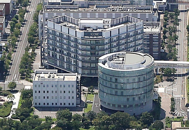 神戸大病院国際がん医療・研究センター（奥）とメディカロイドの入るビル（右手前）、遠隔手術の実証実験などを行う施設（左手前）が近接する医療産業都市の一角＝２０２０年８月、神戸・ポートアイランド