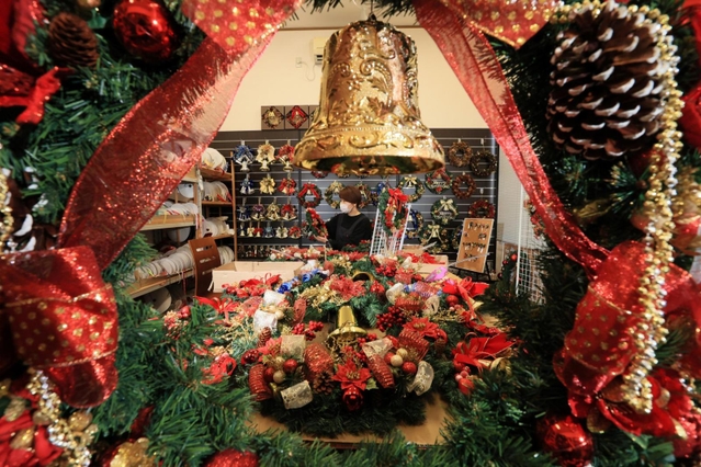 最終盤を迎えているクリスマスのリース作り＝神戸市須磨区弥栄台３