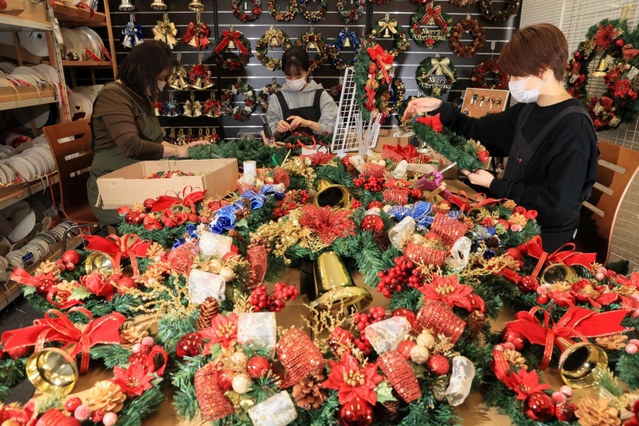 大詰めを迎えているクリスマスリースの生産＝神戸市須磨区弥栄台３